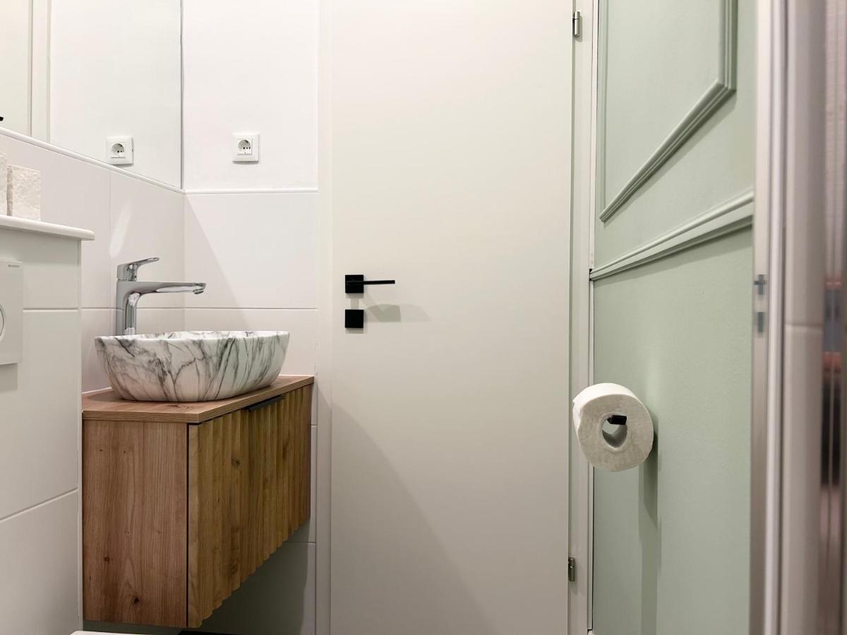 Studio Apartment Smile, Near Beach & Center, Free Parking, Balcony Макарска Екстериор снимка